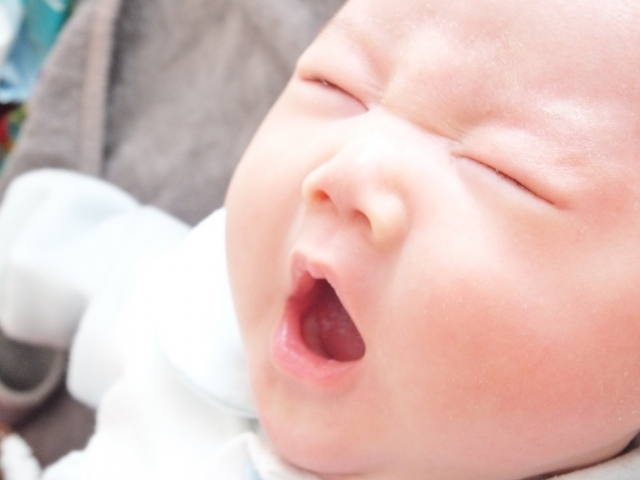 赤ちゃん,赤ちゃん 寝汗,赤ちゃん 寝汗 すごい,赤ちゃん 寝汗 着替え,赤ちゃん 寝汗 着替え 頻度,赤ちゃん 寝汗 対策,赤ちゃん 寝汗 寝冷え